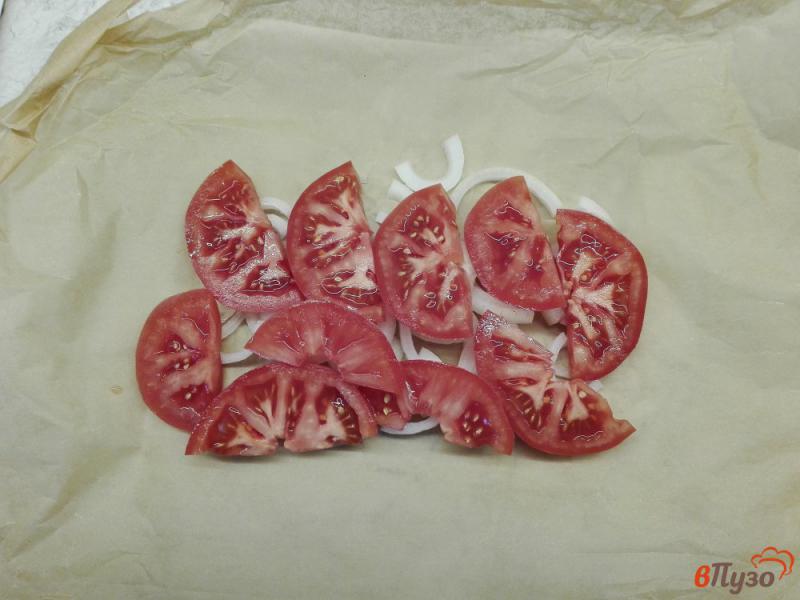 Фото приготовление рецепта: Сибас на помидорно-луковой подушке шаг №3