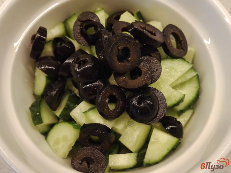 Фото приготовление рецепта: Огуречный салат с маслинами шаг №2