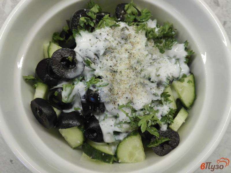 Фото приготовление рецепта: Огуречный салат с маслинами шаг №5