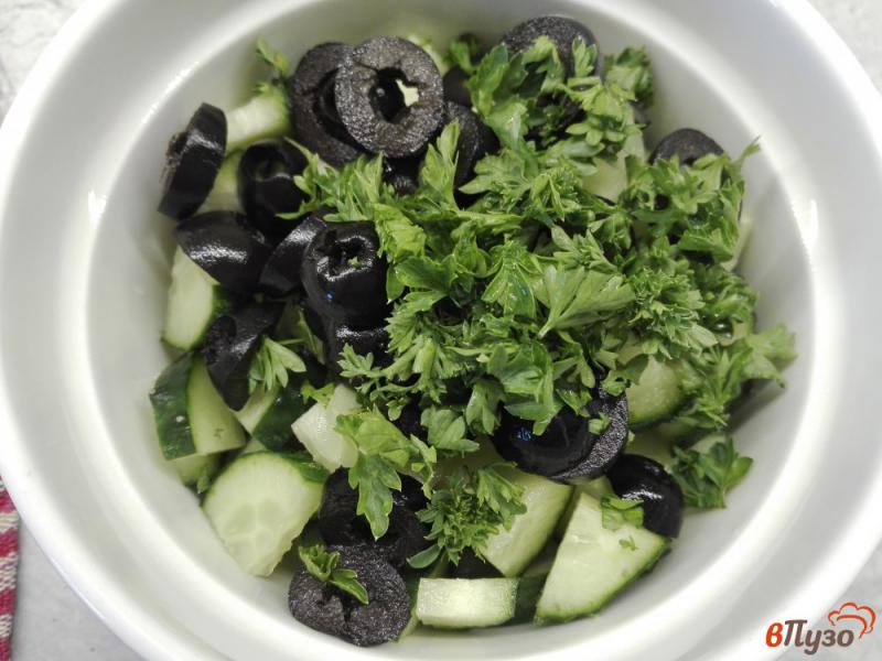 Фото приготовление рецепта: Огуречный салат с маслинами шаг №3