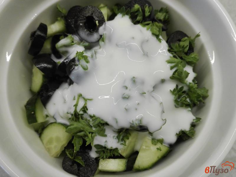 Фото приготовление рецепта: Огуречный салат с маслинами шаг №4