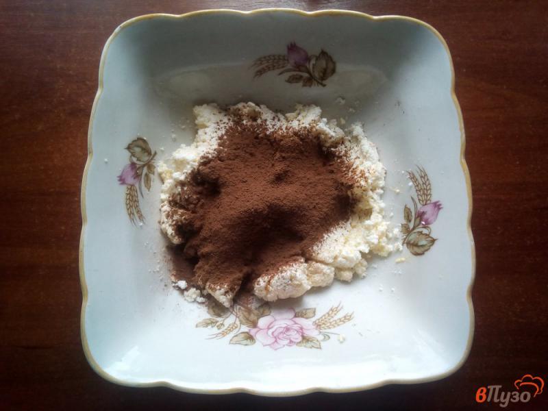 Фото приготовление рецепта: Шоколадные сырники с вишневым соусом шаг №2