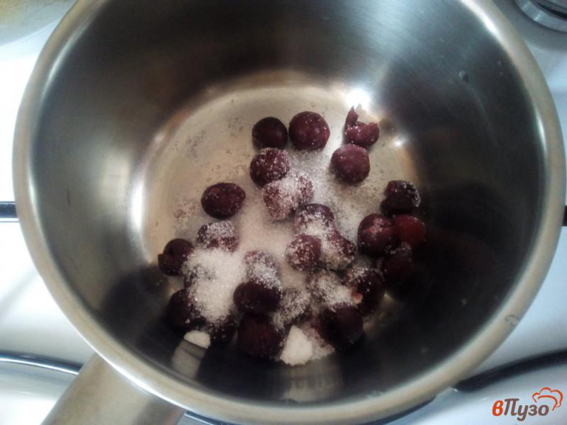 Фото приготовление рецепта: Шоколадные сырники с вишневым соусом шаг №6