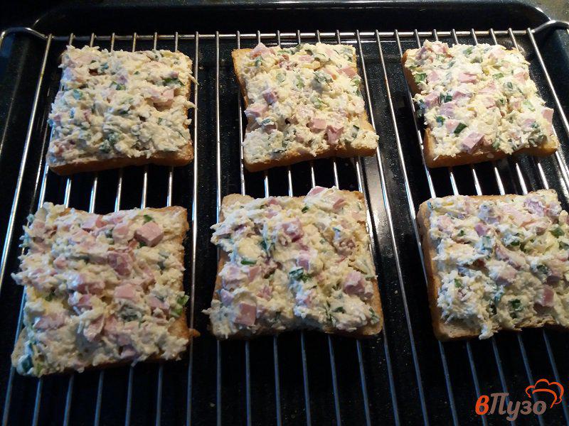 Фото приготовление рецепта: Горячие тосты «Фламмкухен» шаг №6