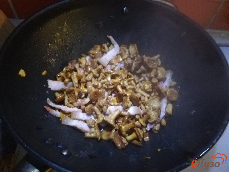 Фото приготовление рецепта: Лисички жареные с беконом и зеленым луком шаг №3