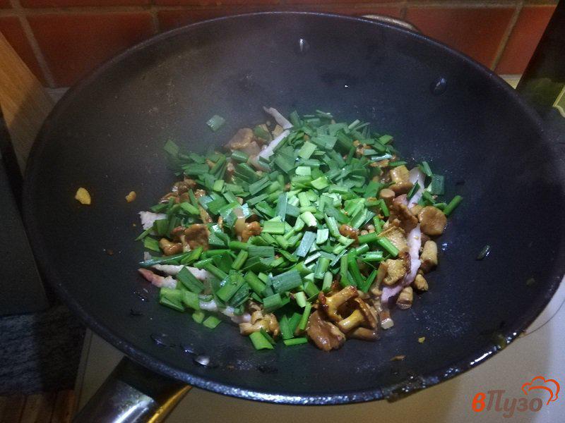 Фото приготовление рецепта: Лисички жареные с беконом и зеленым луком шаг №4
