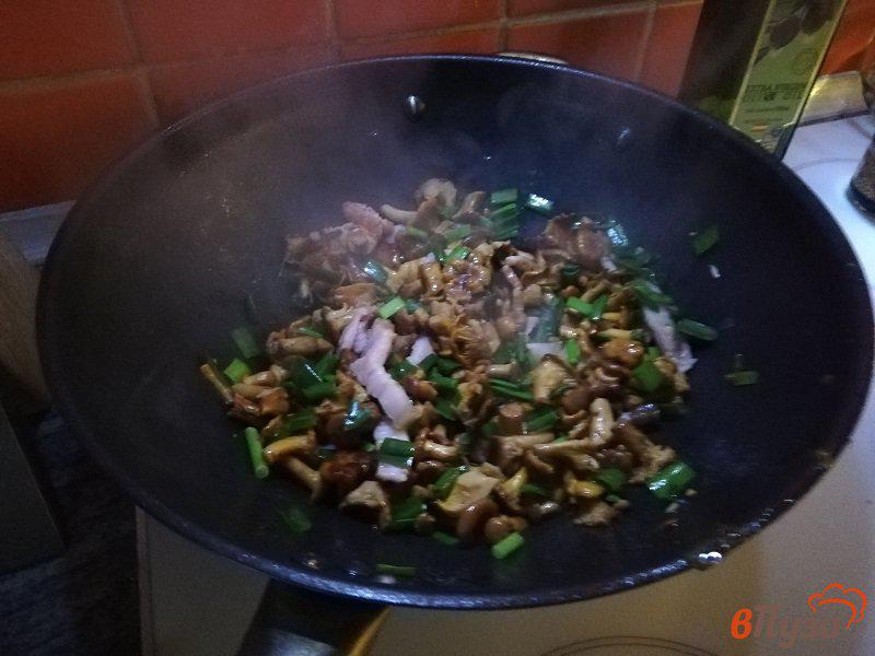 Фото приготовление рецепта: Лисички жареные с беконом и зеленым луком шаг №5