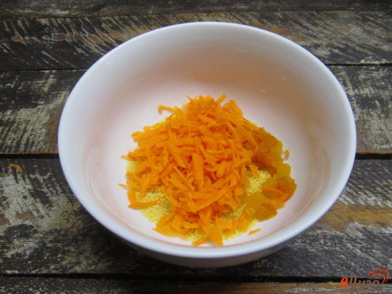Фото приготовление рецепта: Кус-кус с курагой апельсином и базиликом шаг №2