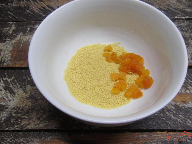 Фото приготовление рецепта: Кус-кус с курагой апельсином и базиликом шаг №1