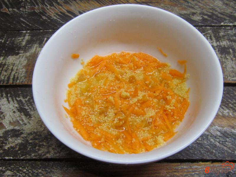 Фото приготовление рецепта: Кус-кус с курагой апельсином и базиликом шаг №3