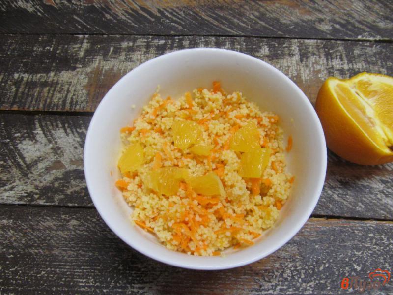 Фото приготовление рецепта: Кус-кус с курагой апельсином и базиликом шаг №4