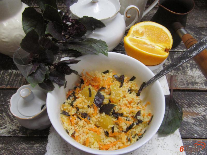 Фото приготовление рецепта: Кус-кус с курагой апельсином и базиликом шаг №6