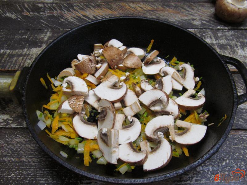 Фото приготовление рецепта: Щи из свежей капусты с фасолью и грибами шаг №4