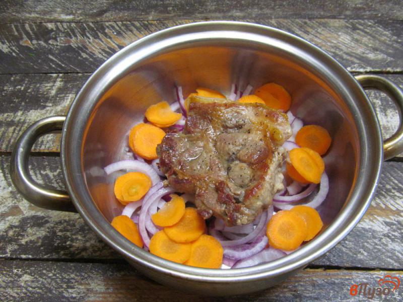 Фото приготовление рецепта: Тушеные овощи с мясом и грибами шаг №3