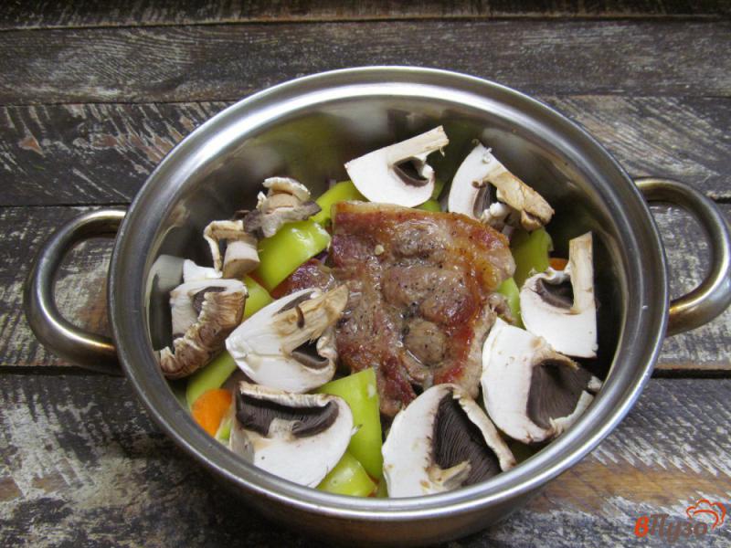 Фото приготовление рецепта: Тушеные овощи с мясом и грибами шаг №5