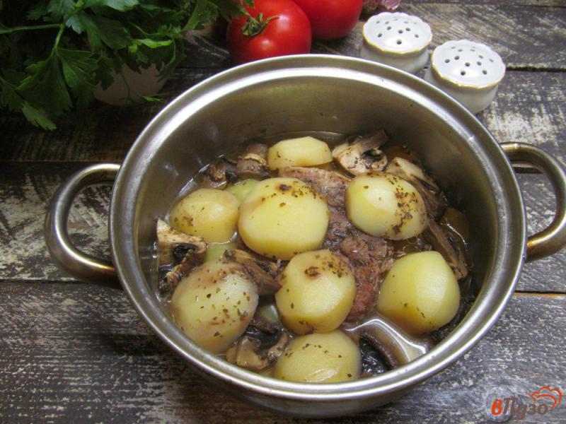 Фото приготовление рецепта: Тушеные овощи с мясом и грибами шаг №7