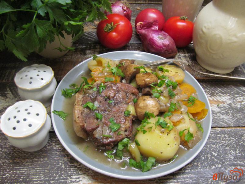Фото приготовление рецепта: Тушеные овощи с мясом и грибами шаг №8