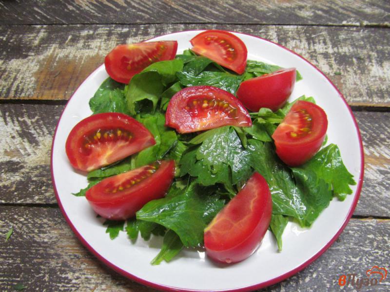 Фото приготовление рецепта: Салат из помидоров с семечками тыквы и зелени шаг №2