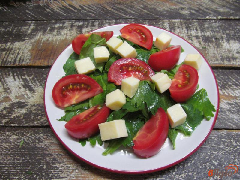 Фото приготовление рецепта: Салат из помидоров с семечками тыквы и зелени шаг №3