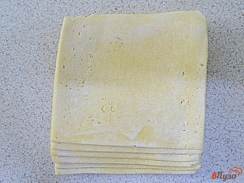 Фото приготовление рецепта: Слоёный пирог с консервированной килькой в томате шаг №2