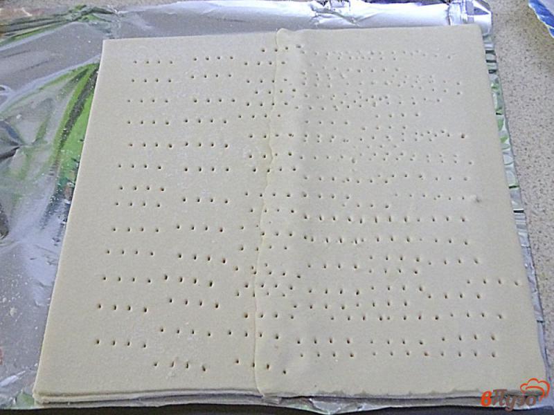 Фото приготовление рецепта: Слоёный пирог с консервированной килькой в томате шаг №6