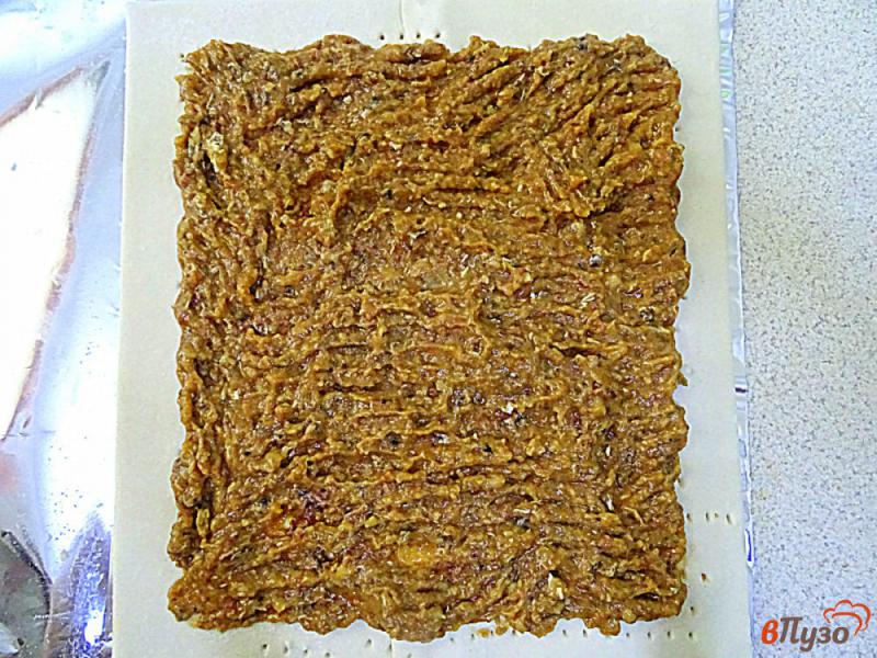 Фото приготовление рецепта: Слоёный пирог с консервированной килькой в томате шаг №7