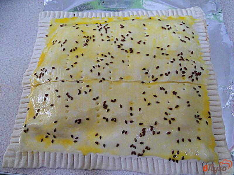 Фото приготовление рецепта: Слоёный пирог с консервированной килькой в томате шаг №10
