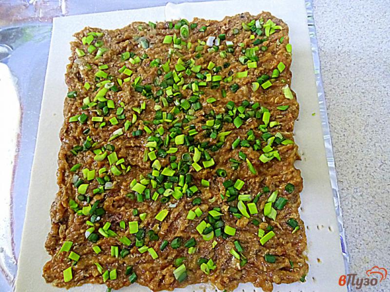 Фото приготовление рецепта: Слоёный пирог с консервированной килькой в томате шаг №8