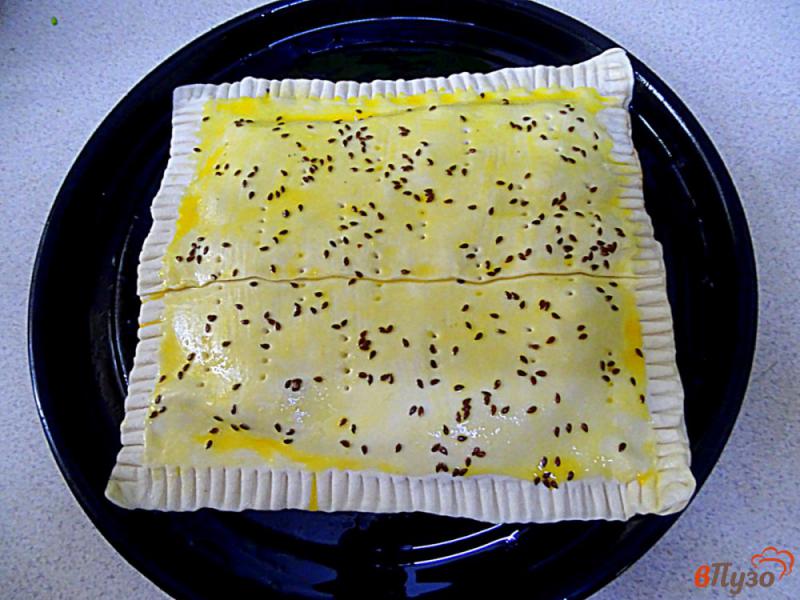 Фото приготовление рецепта: Слоёный пирог с консервированной килькой в томате шаг №11