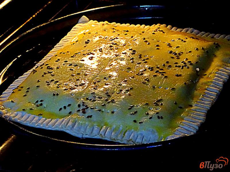 Фото приготовление рецепта: Слоёный пирог с консервированной килькой в томате шаг №12