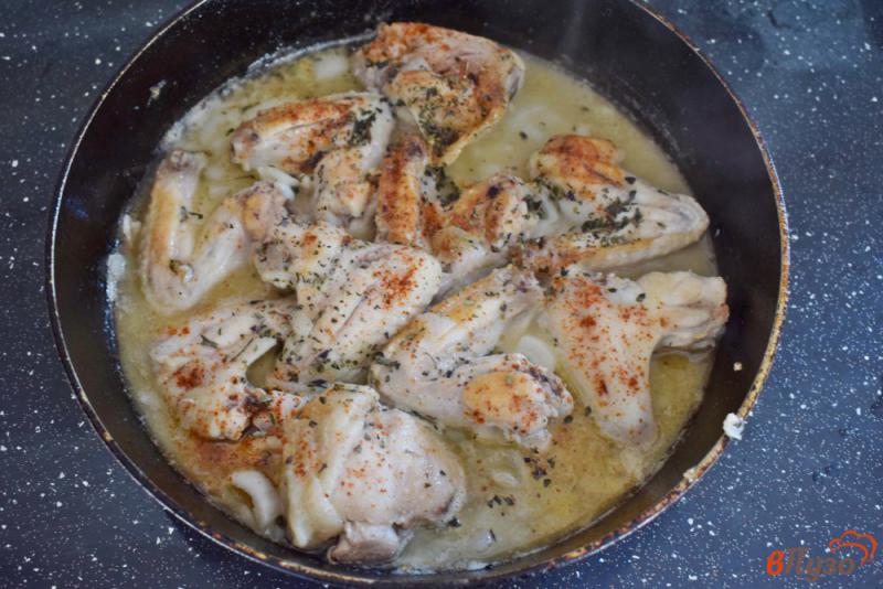 Фото приготовление рецепта: Куриные крылышки в соево-сметанном соусе шаг №3