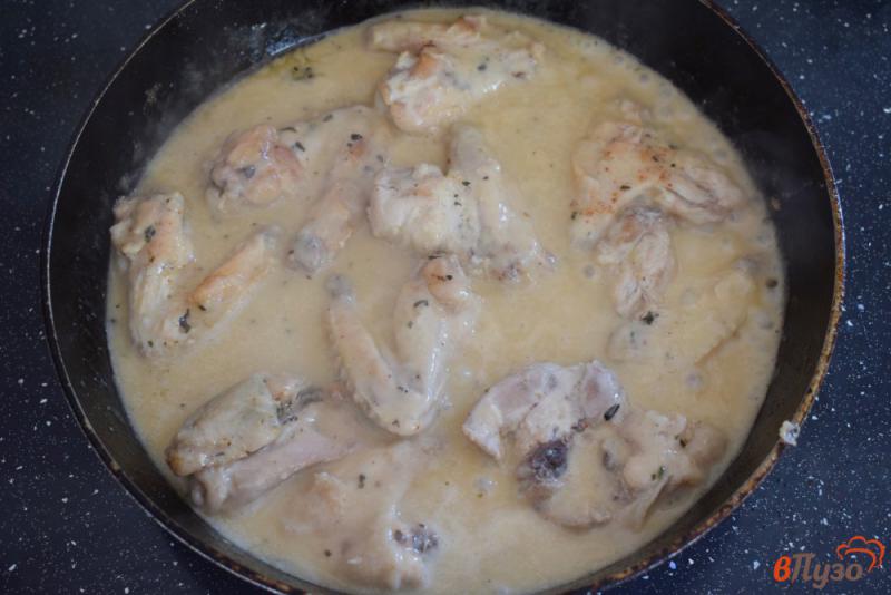 Фото приготовление рецепта: Куриные крылышки в соево-сметанном соусе шаг №5