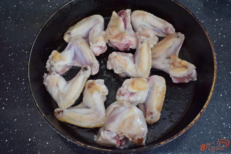 Фото приготовление рецепта: Куриные крылышки в соево-сметанном соусе шаг №1