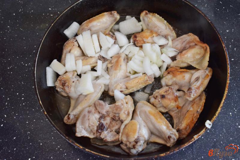 Фото приготовление рецепта: Куриные крылышки в соево-сметанном соусе шаг №2