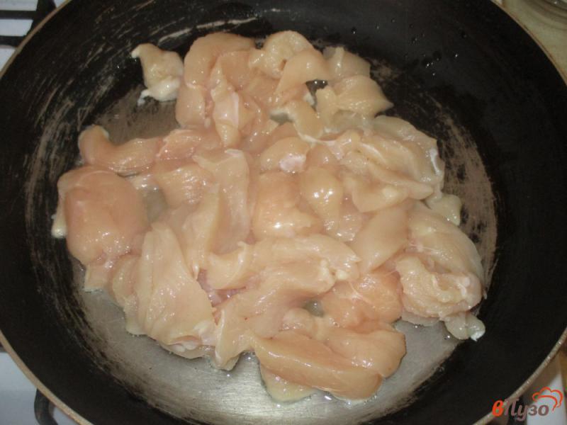 Фото приготовление рецепта: Картофель с куриной грудкой и помидорами шаг №1
