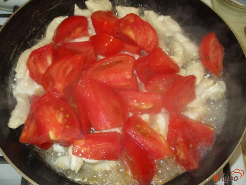 Фото приготовление рецепта: Картофель с куриной грудкой и помидорами шаг №2