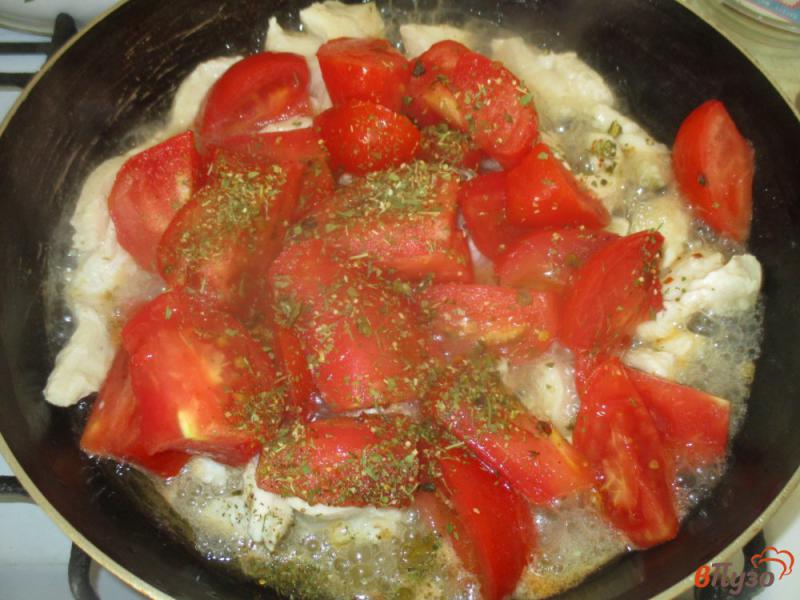Фото приготовление рецепта: Картофель с куриной грудкой и помидорами шаг №3