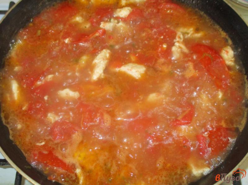 Фото приготовление рецепта: Картофель с куриной грудкой и помидорами шаг №4
