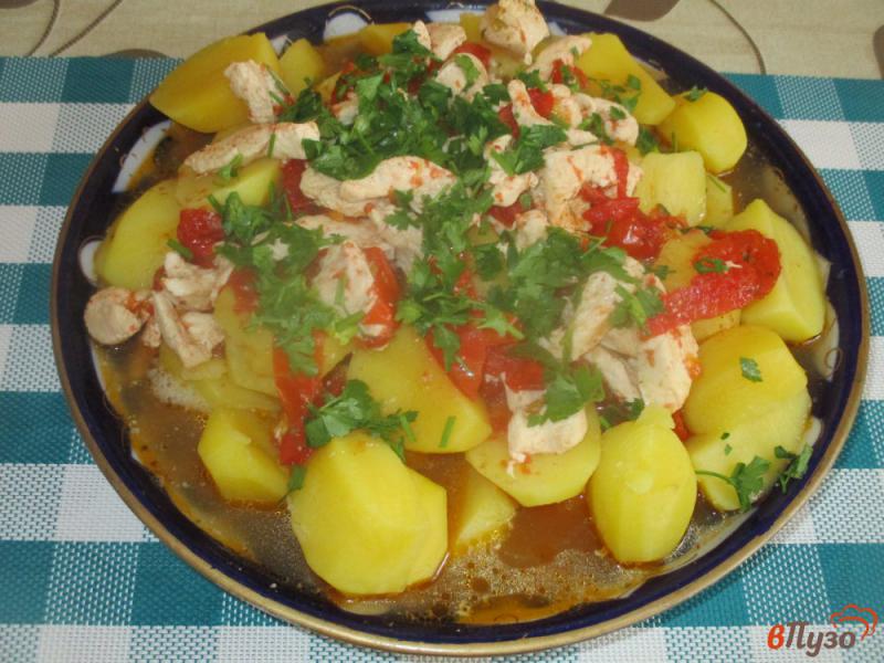 Фото приготовление рецепта: Картофель с куриной грудкой и помидорами шаг №7
