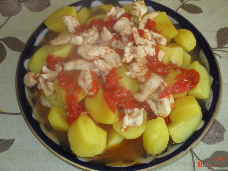 Фото приготовление рецепта: Картофель с куриной грудкой и помидорами шаг №6