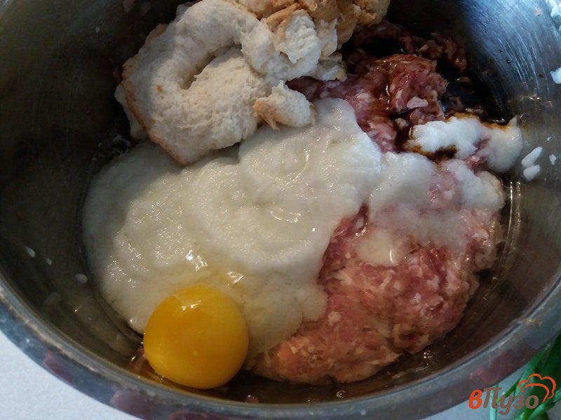 Фото приготовление рецепта: Колбаски по-слуцки с соусом шаг №5
