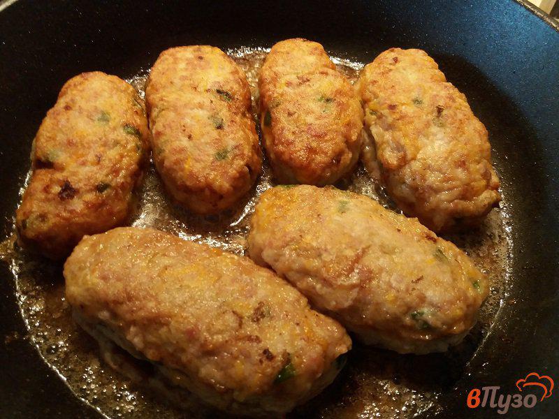 Фото приготовление рецепта: Колбаски по-слуцки с соусом шаг №12