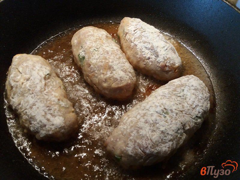 Фото приготовление рецепта: Колбаски по-слуцки с соусом шаг №11