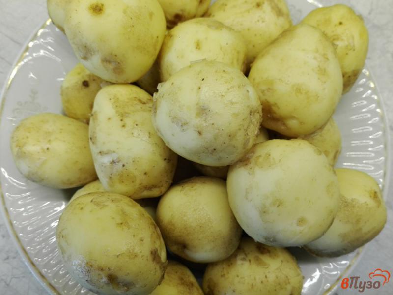 Фото приготовление рецепта: Картофель в чесночном масле с сыром шаг №1