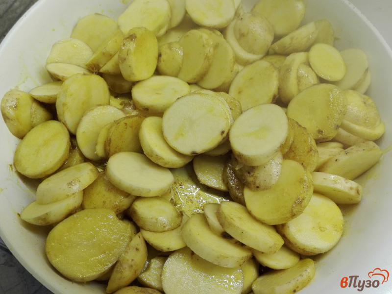 Фото приготовление рецепта: Картофель в чесночном масле с сыром шаг №4
