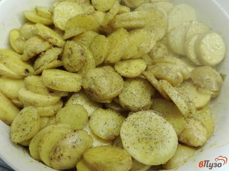 Фото приготовление рецепта: Картофель в чесночном масле с сыром шаг №5