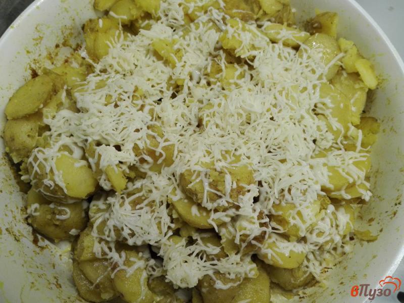 Фото приготовление рецепта: Картофель в чесночном масле с сыром шаг №6