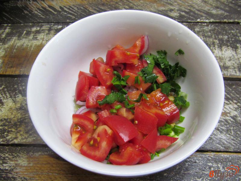 Фото приготовление рецепта: Салат из фасоли с нутом и помидором шаг №3