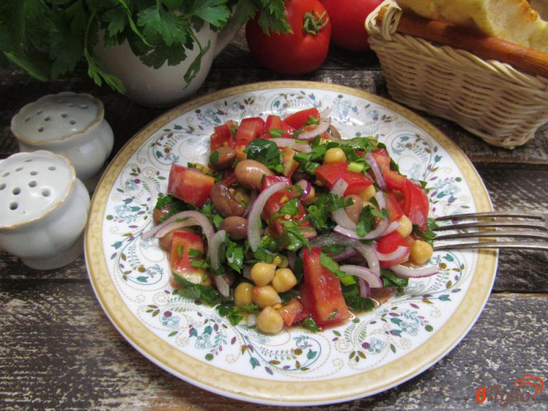 Фото приготовление рецепта: Салат из фасоли с нутом и помидором шаг №4