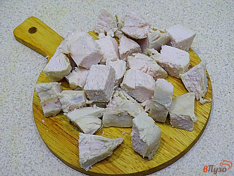 Фото приготовление рецепта: Салат с куриной грудкой и чесночным соусом шаг №3